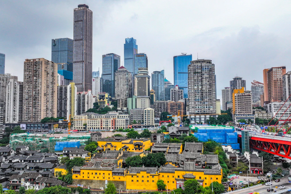 Beispiel asiatischer Dynamik: Chongqing im chinesischen Südwesten, gebannt im Wechselspiel von Modernität und Tradition.