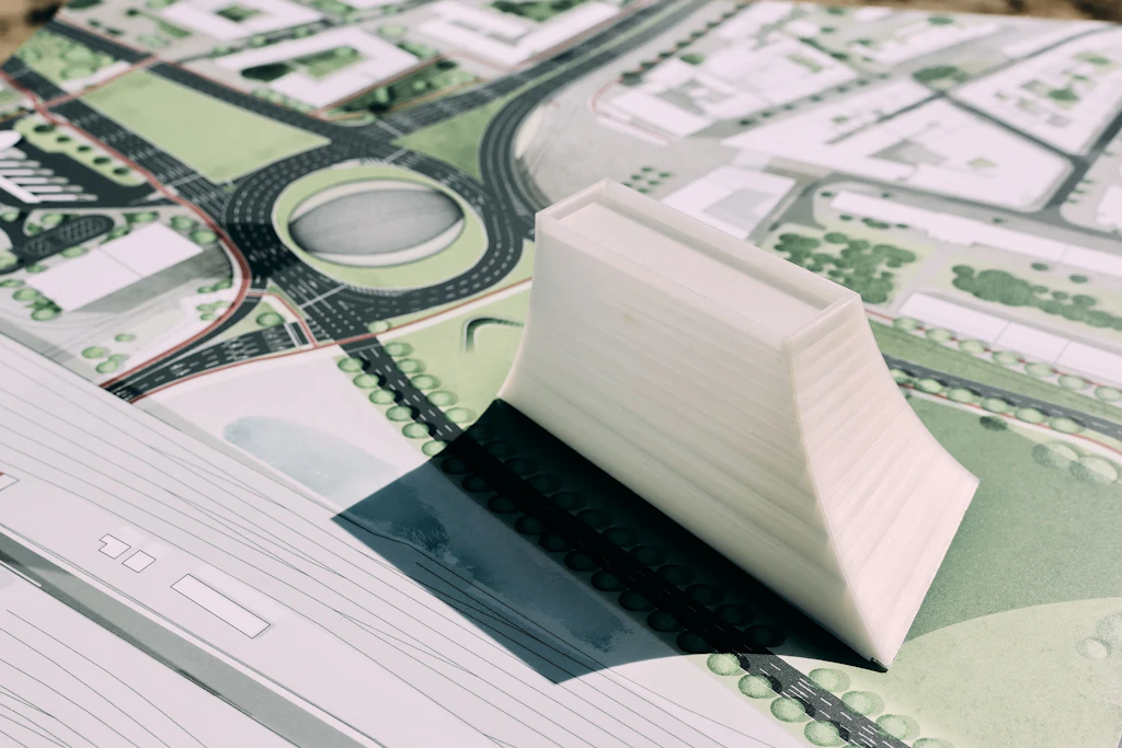 Das Zentrum soll auf einer Fläche von 14.000 Quadratmetern einerseits die Leistungen der Ostdeutschen nach der Deutschen Einheit 1990 würdigen, andererseits Transformationsprozesse insgesamt beleuchten und nach Osteuropa blicken.