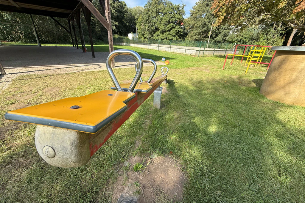 Die Feier fand auf dem Gelände des örtlichen Spielplatzes statt. Auf der angrenzenden Straße griffen die mutmaßlichen Täter die Festbesucher an.
