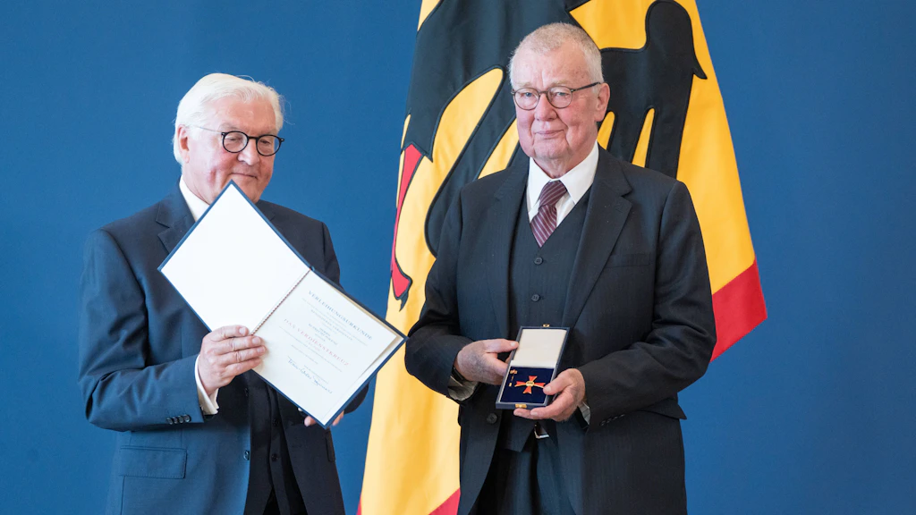 Noch einmal prüfen, ob die Gesinnung stimmt: Frank-Walter Steinmeier und Ruprecht Polenz bei der Ordensverleihung in Berlin