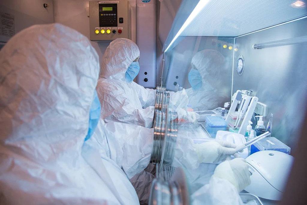 Mitarbeiter des Pestforschungsinstituts in Irkutsk in einem Labor. Nach dem Tod einer Laborantin ist die Ursache ihrer Erkrankung bislang ungeklärt.