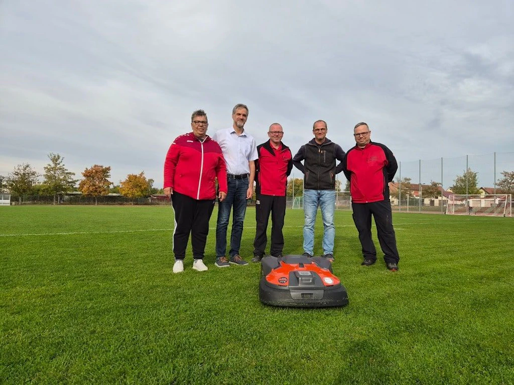 Nordhausen setzt auf Rasenroboter: Sportplätze werden nun automatisch gepflegt