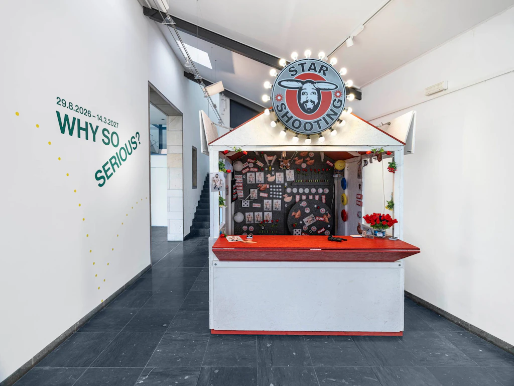 Galerie Waidspeicher: Benedikt Brauns Installation „Star Shooting“ lädt Besucher in Erfurt zum Zielen mit Softair-Pistolen ein.