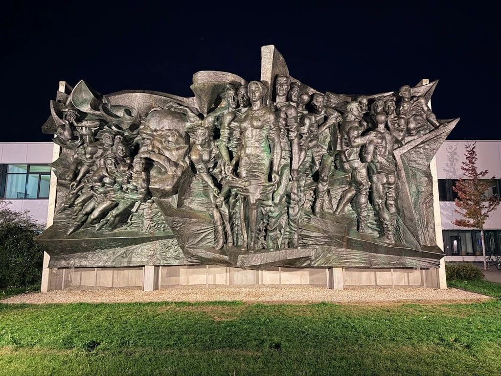 Universität Leipzig: Das Marx-Relief „Aufbruch“ auf dem Campus Jahnallee ist nach knapp zwei Monaten Wartung wieder fertig konserviert.