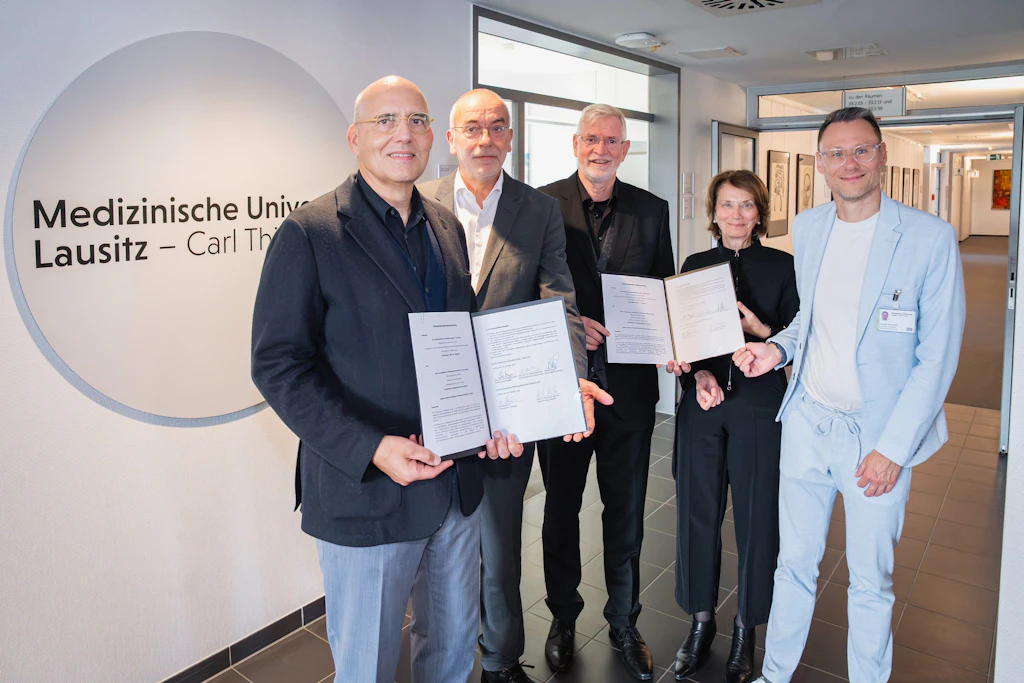 Eckhard Nagel, Matthias Blume, Hans-Ulrich Schmidt, Adelheid Kuhlmey und Sebastian Scholl (v.l.) bei der Unterzeichnung der Rahmenvereinbarung an der MUL – CT in Cottbus. Foto: Martin Ender/MUL – CT