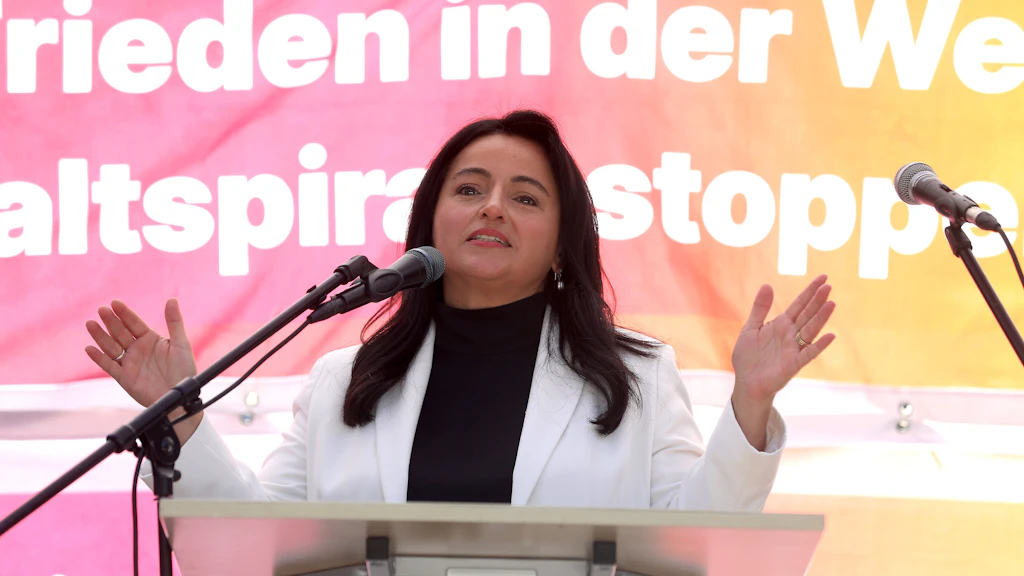 Sevim Dagdelen (BSW) bei einer Friedenskundgebung im Mai. Am 3. Oktober wurde ihre Rede in Stuttgart von Vermummten gestört.