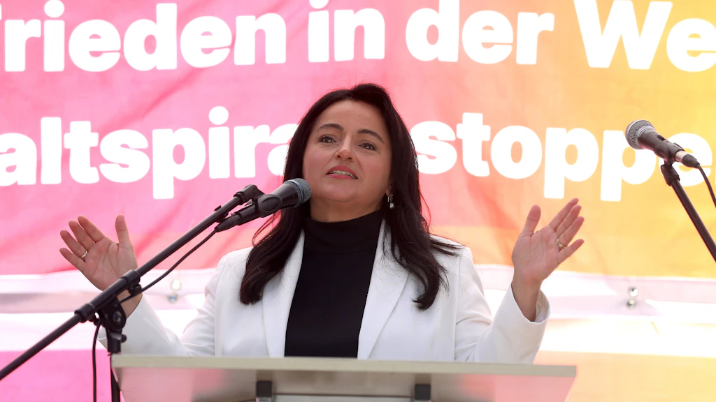 Sevim Dagdelen (BSW) bei einer Friedenskundgebung im Mai. Am 3. Oktober wurde ihre Rede in Stuttgart von Vermummten gestört.