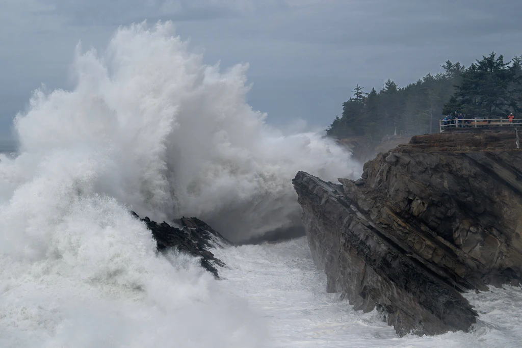 Meterhohe Brecher an der Pazifikküste: Wie stark der El Niño in diesem Winter wird, zeigt die neue Prognose der US-Klimabehörde NOAA am Donnerstag (Symbolbild).