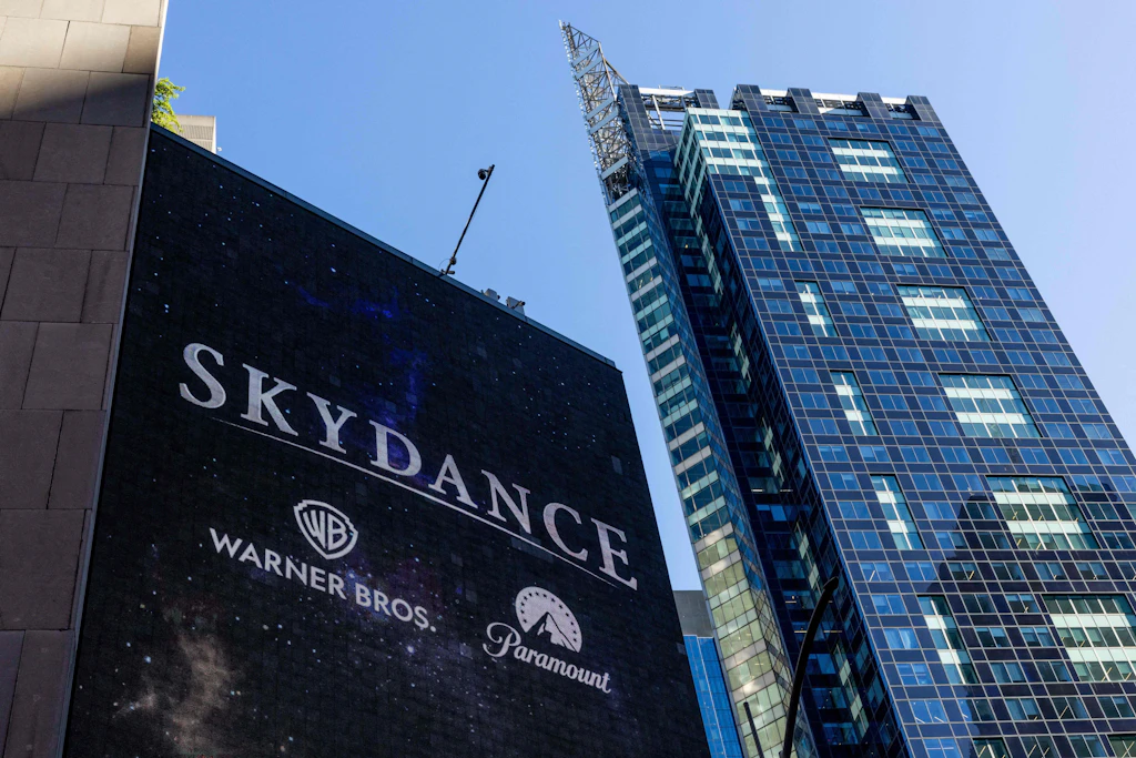 Skydance-Werbung am Times Square in New York. Die Übernahme von Warner Bros. Discovery ist abgeschlossen.