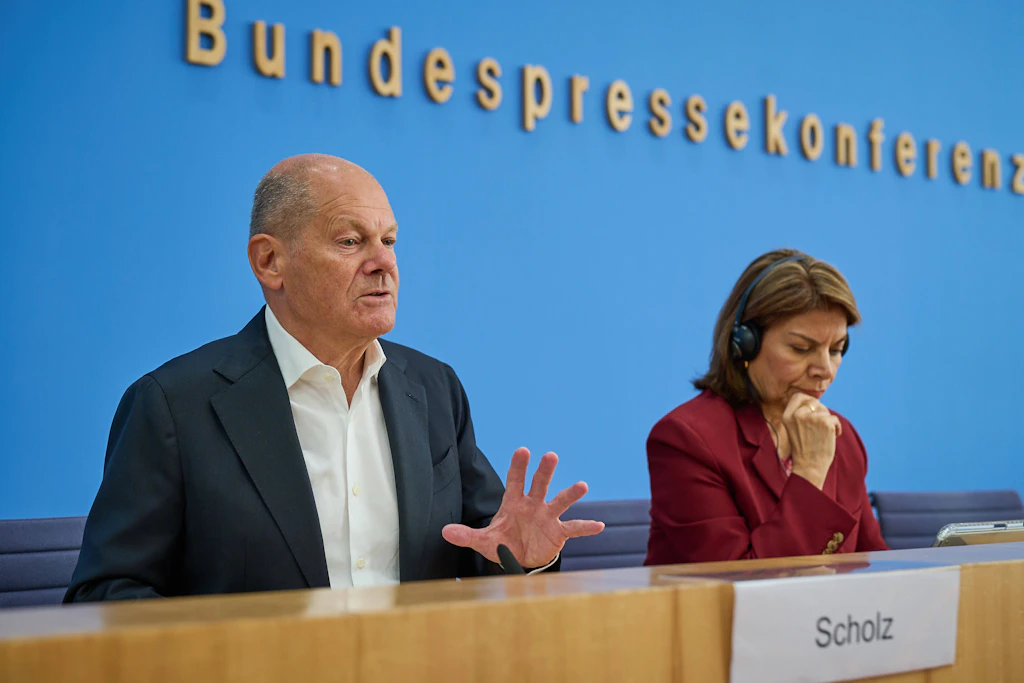 Viel Raum für Visionen: Olaf Scholz und Laura Chinchilla stellen in der Bundespressekonferenz die neue Nord-Süd-Kommission vor. 