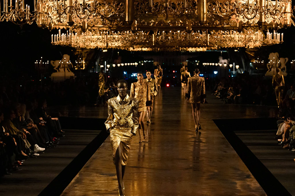 Models präsentieren die neue Saint-Laurent-Damenkollektion für Frühjahr/Sommer 2027 auf der Paris Fashion Week.