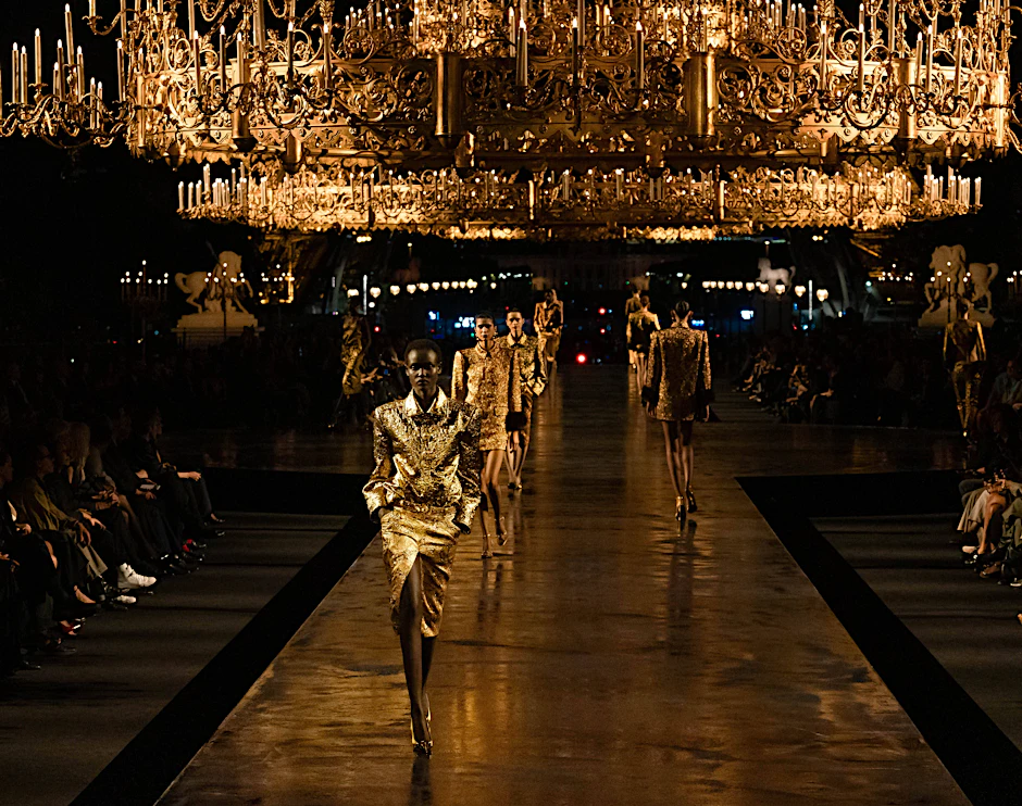 Models präsentieren die neue Saint-Laurent-Damenkollektion für Frühjahr/Sommer 2027 auf der Paris Fashion Week.