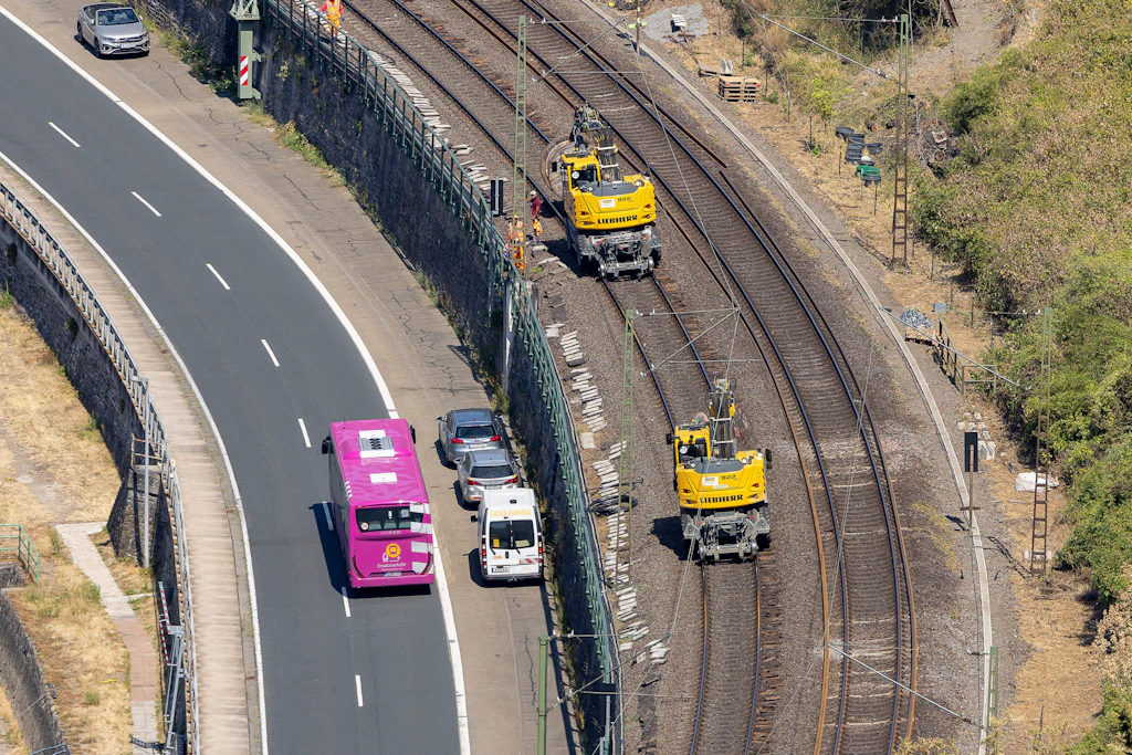 Gleisbaumaschinen während der Korridorsanierung einer Bahnstrecke am Rhein im August 2026