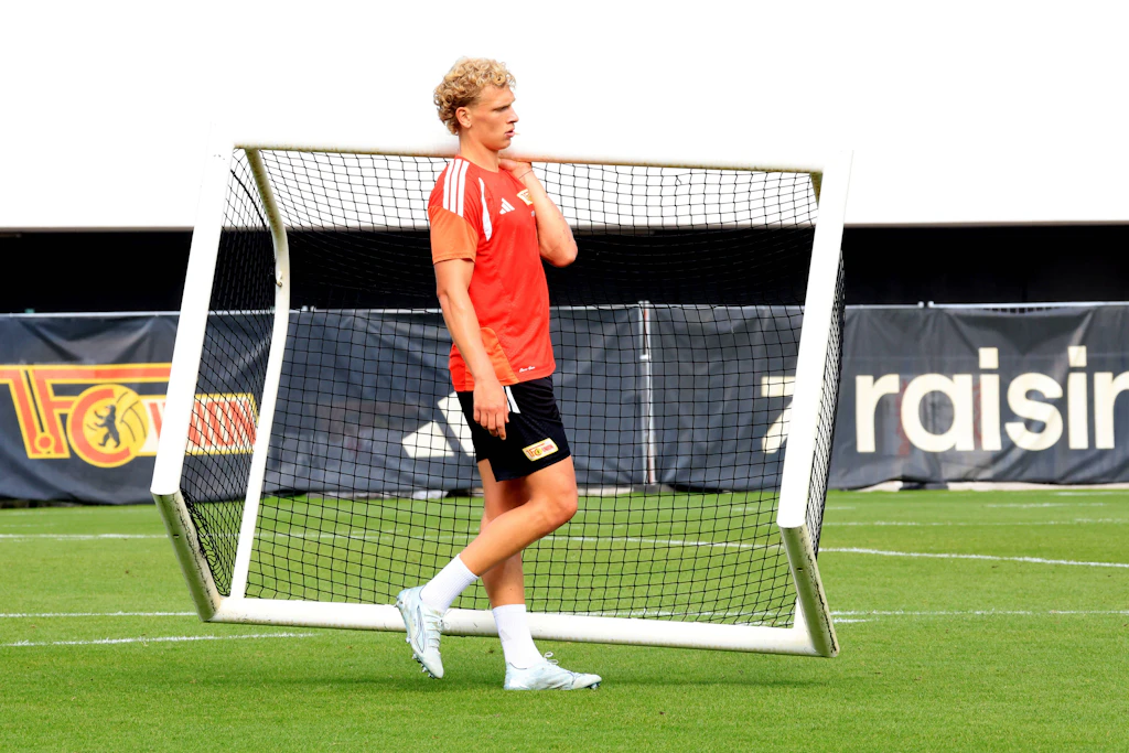 Leopold Querfeld hilft beim Abbau, nachdem er länger auf dem Trainingsplatz geblieben war.