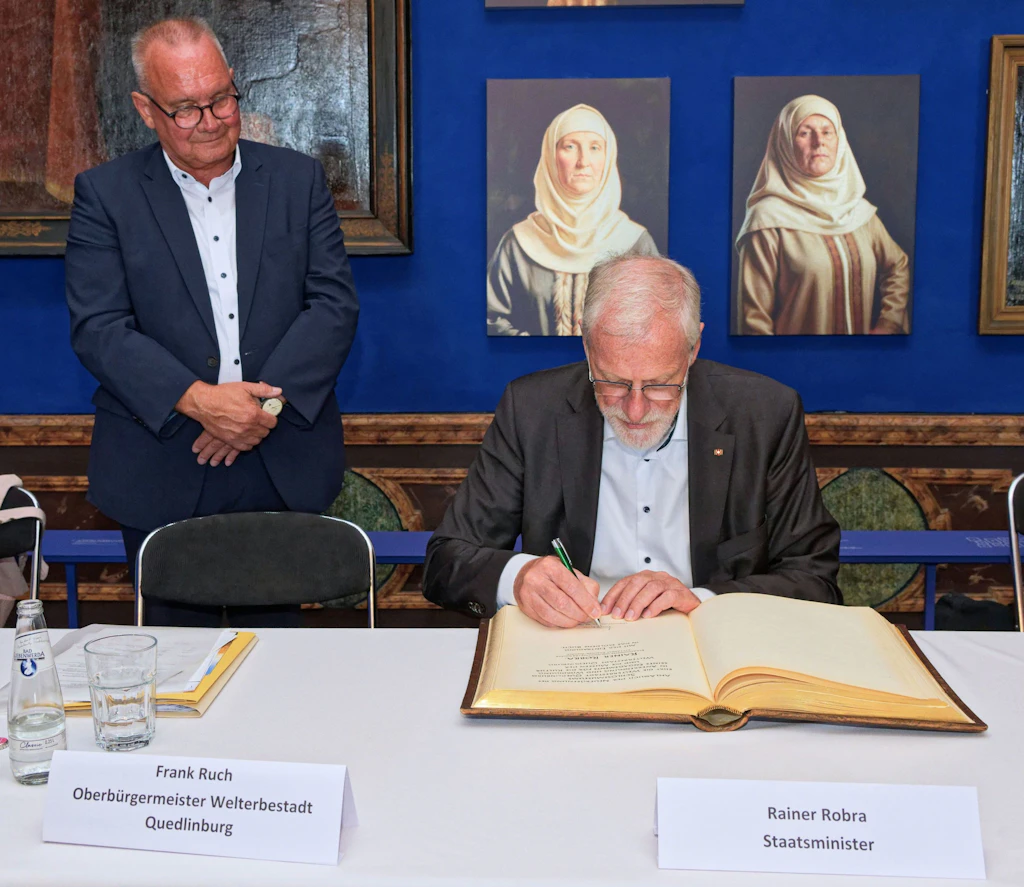 Quedlinburg: Rainer Robra trägt sich ins Goldene Buch der Stadt ein
