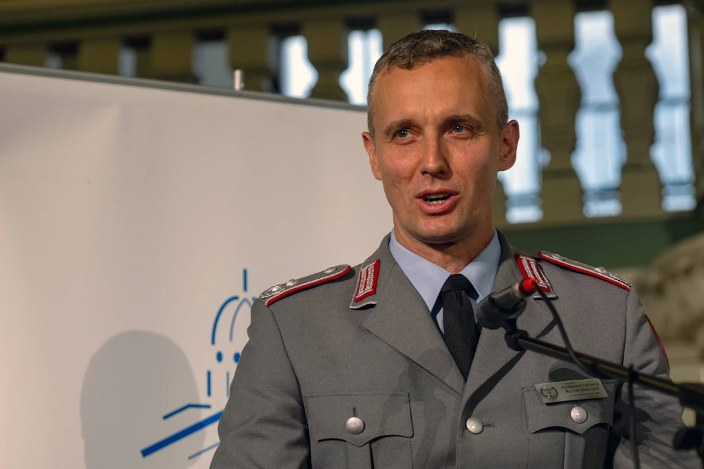 Marcel Bohnert, <a rel="mw:WikiLink" href="https://de.wikipedia.org/wiki/Oberstleutnant">Oberstleutnant</a> des <a rel="mw:WikiLink" href="https://de.wikipedia.org/wiki/Heer_(Bundeswehr)">Heeres</a> der <a rel="mw:WikiLink" href="https://de.wikipedia.org/wiki/Bundeswehr">Bundeswehr</a>, war bei einem ARD-Format zu Gast.