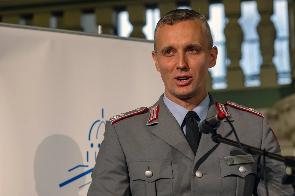 „Über wessen Sicherheit wird eigentlich geredet?“ Bundeswehr-Offizier stellt sich 20 Kritikern