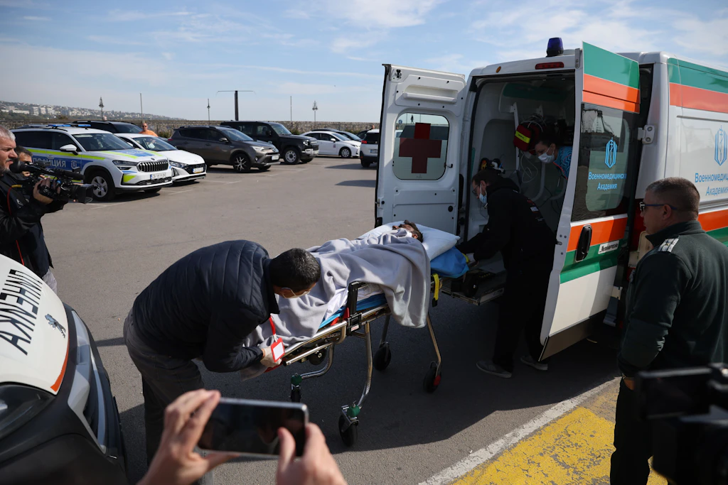 Rettungskräfte bringen ein verletztes Besatzungsmitglied in ein Krankenhaus, nachdem&nbsp; zwei Handelsschiffe in der Wirtschaftszone Bulgariens angegriffen worden waren.