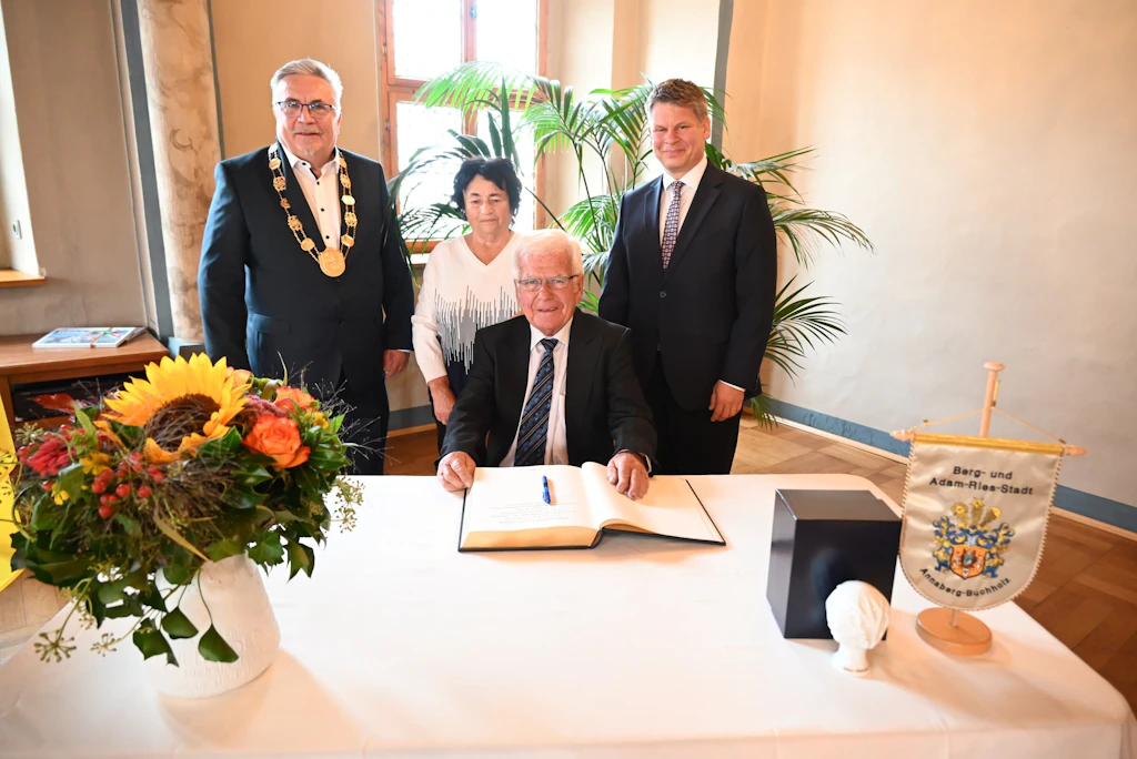 Annaberg-Buchholz: Doris und Eberhardt Kronstein tragen sich ins Goldene Buch ein