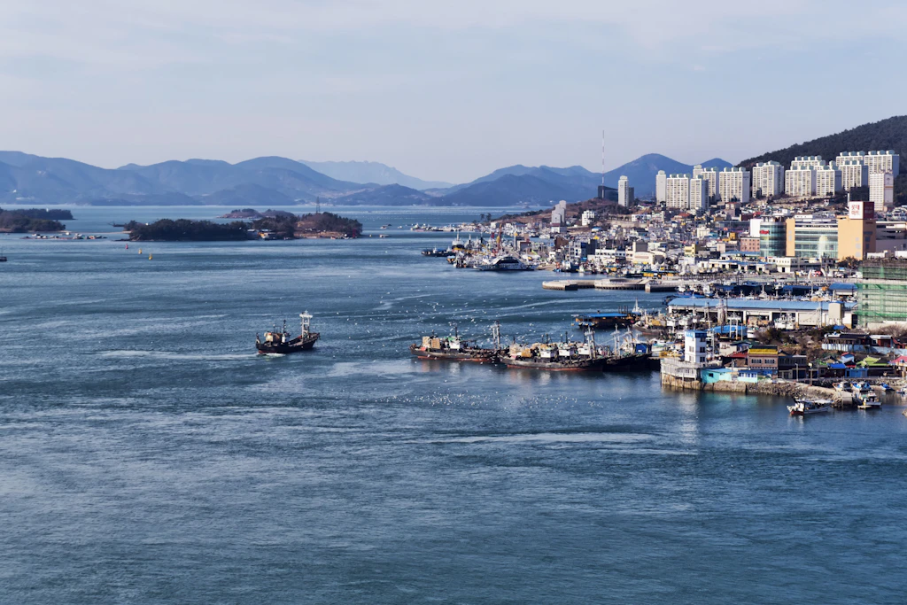 Der Hafen von Yeosu in Südkorea. Vor der Küste wurde laut Guardian Kraftstoff auf einen sanktionierten Tanker umgeladen, der anschließend nach Russland fuhr.