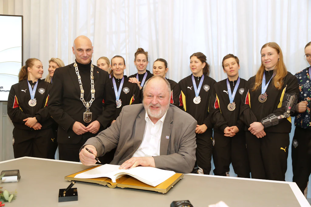 DHB-Präsident Andreas Michelmann und die deutschen Handballerinnen haben sich nach dem Gewinn der Silbermedaille bei der Weltmeisterschaft in das Goldenen Buch der Stadt Dortmund eingetragen.
