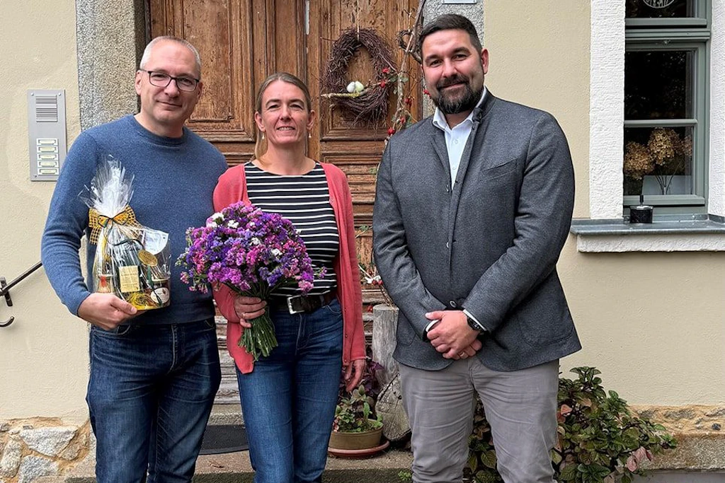 Gästeliebling Sachsen: Der Landkreis Bautzen gratulierte Eva-Maria und Heiko Proske zum erneuten Landessieg für den Gutshof Doberschau.