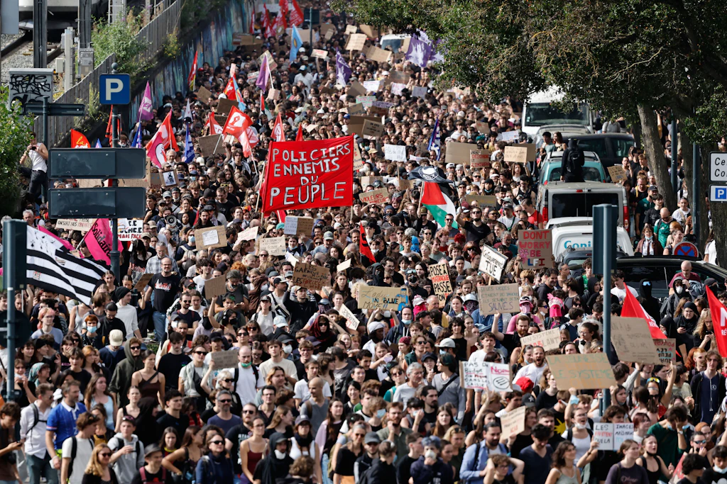 Hunderte Studenten demonstrieren im westfranzösischen Rennes gegen unterfinanzierte Schulen. Auf einem Transparent steht: „Polizisten, Feinde des Volkes“.