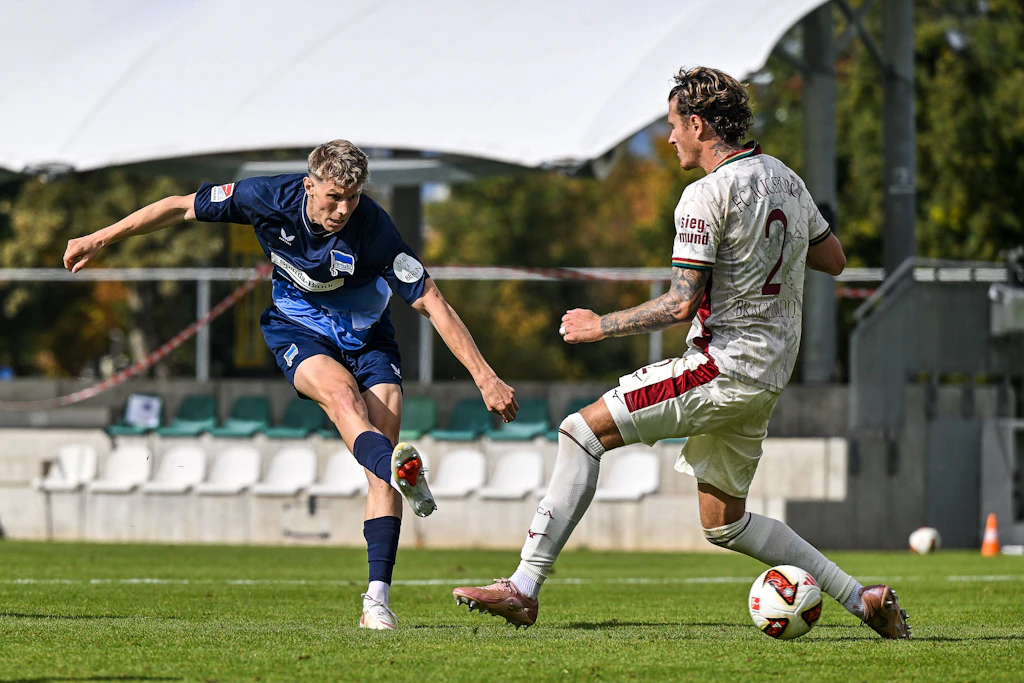 Luca Schuler (l.) hat mit seinen zwei Toren im Test von Hertha BSC beim Bundesligisten FC Augsburg Eigenwerbung in der Stürmerfrage betrieben.