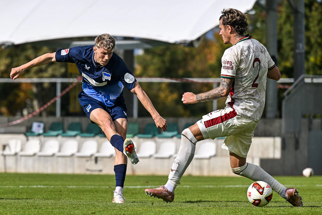 Luca Schuler (l.) hat mit seinen zwei Toren im Test von Hertha BSC beim Bundesligisten FC Augsburg Eigenwerbung in der Stürmerfrage betrieben.
