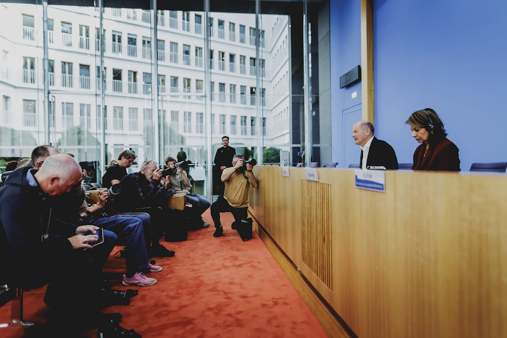 Links die Kameras, rechts die Kommission: Im Saal der Bundespressekonferenz ist die Weltordnung übersichtlich. Bei Nord und Süd fiel die Zuordnung schwerer. Olaf Scholz und Laura Chinchilla am Montag in Berlin.