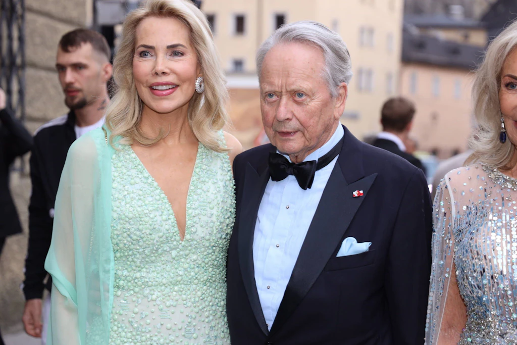 Wolfgang Porsche mit Gabriele zu Leiningen bei der „Carmen“-Premiere der Salzburger Festspiele im Juli 2026. Das geschätzte Vermögen der Familie Porsche ist binnen eines Jahres um 3,1 Milliarden Euro geschrumpft.