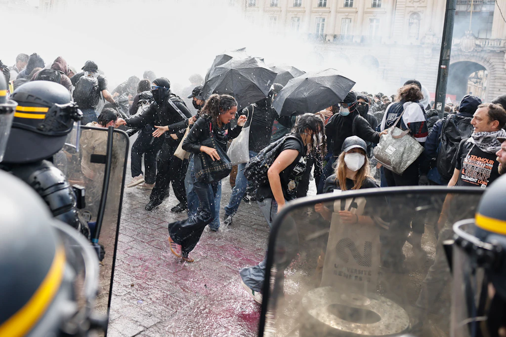 Frankreich: Schülerproteste auf neuem Höhepunkt – Polizei setzt Granaten und Gummigeschosse ein