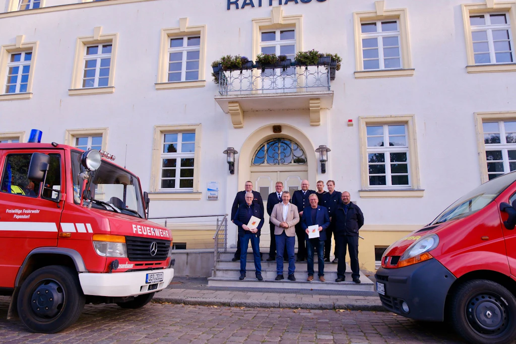 Feuerwehrförderung im Kreis: Landrat Michael Sack übergab in Pasewalk die Bescheide für neue Fahrzeuge in Jatznick und Papendorf.