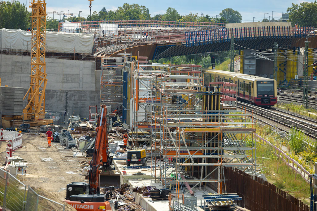 Hier entsteht die Stadtautobahn neu: Am ICC in Charlottenburg bekommt die A100 eine neue Brücke über die Ringbahn. Sie soll im Sommer 2027 fertig werden.