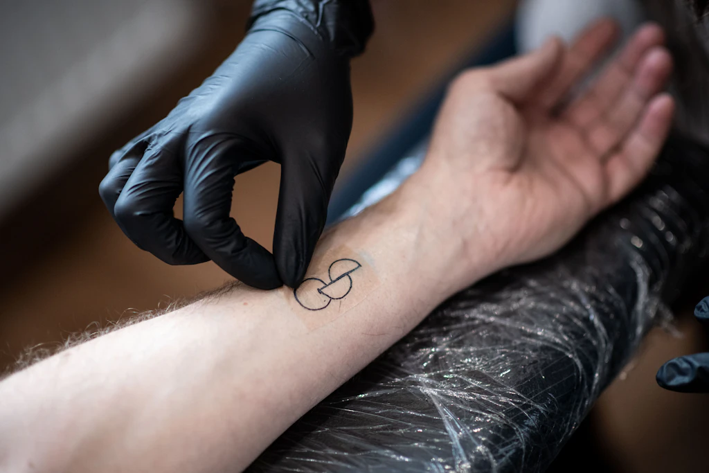 Organspende-Tattoo: Es ist rechtlich nicht bindend und ersetzt keinen offiziellen Organspendeausweis oder den Eintrag im Organspenderegister.