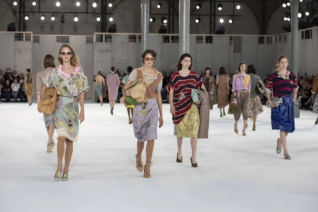 S/S27 ist die Saison der Stickerei: Dries van Noten zeigt, wie schön.