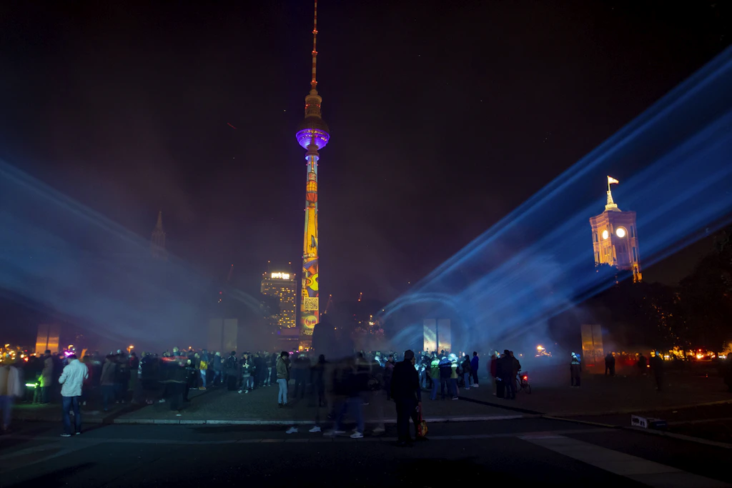 Blick auf den beleuchteten Fernsehturm beim Festival of Lights 2024 in Berlin