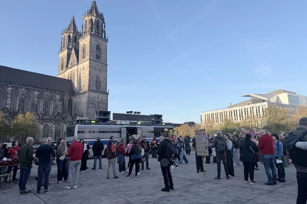 Vor der Wahl des nächsten Landtagspräsidenten haben sich Protestierende versammelt.