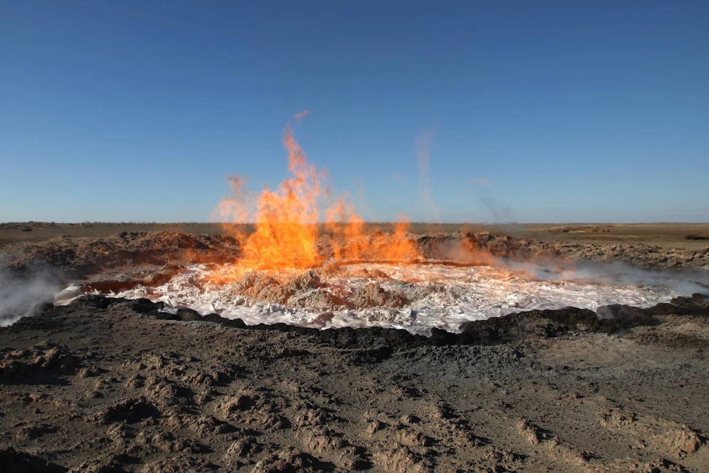 Das Tor zur Hölle in der turkmenischen Wüste nahe Derweze gehört zu den Highlights des zentralasiatischen Landes. Das E-Visum soll den komplexen Zugang erleichtern.