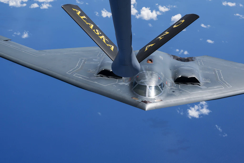 Ein B-2-Spirit-Tarnkappenbomber der US-Luftwaffe bei einer Luftbetankung. Die B61-13 ist für strategische Bomber vorgesehen.