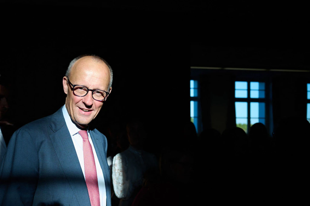 Bundeskanzler Friedrich Merz (CDU) beim Besuch seines ehemaligen Gymnasiums, dem Friedrich-Spee-Gymnasium