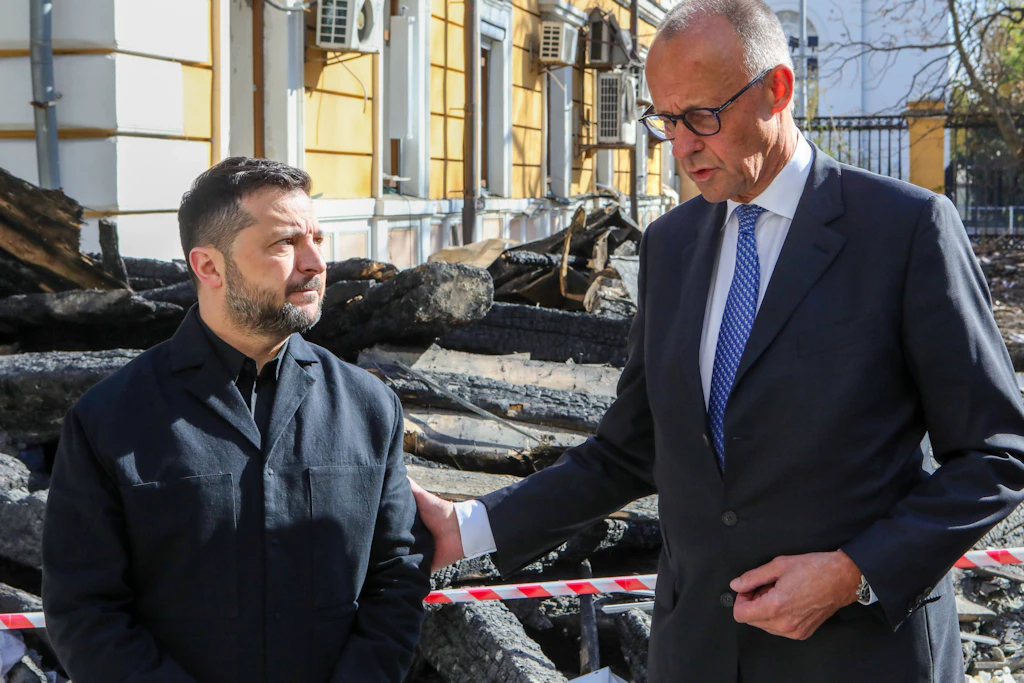 Bundeskanzler Friedrich Merz und der ukrainische Präsident Wolodymyr Selenskyj am 4. Oktober vor der von russischen Angriffen beschädigten Akademie der Wissenschaften in Kiew.