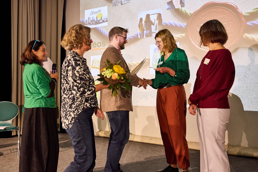 Ein achtjähriger Weg ging zuende: Inpeos-Geschäftsführerin Daniela Fritsch nahm von Verbandschef Martin Diem sowie der früheren DGSF-Vorständin Michaela Herchenhan und Gabriele Bachem-Böse das Empfehlungssiegel entgegen.