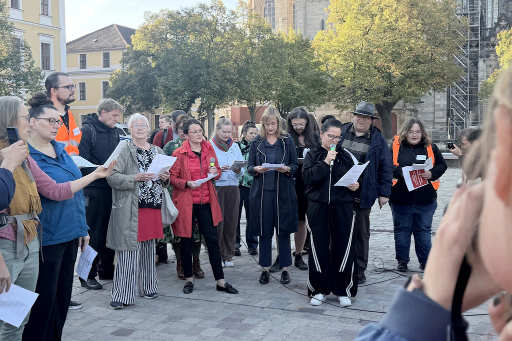 Auf dem Domplatz in Magdeburg lesen hunderte Demonstranten aus dem Grundgesetz – darunter auch die Fraktionsvorsitzenden von Linken und Grünen, Eva von Angern und Susan Sziborra-Seidlitz.