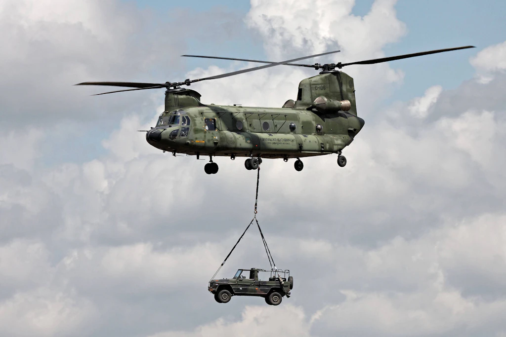 Ein Transporthubschrauber vom Typ CH-47 Chinook der niederländischen Luftwaffe trägt einen Geländewagen. Die Bundeswehr hat 60 Maschinen dieses Typs bestellt, gut drei Viertel davon sollen in Holzdorf stationiert werden. (Symbolbild)