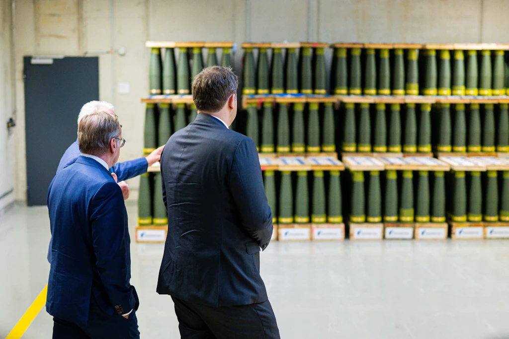Einweihung des Rheinmetall-Werks im niedersächsischen Unterlüß 2025: Die SPD-Minister Lars Klingbeil und Boris Pistorius blicken auf Artilleriemunition.