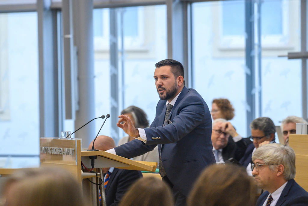 Soll Landtagspräsident werden: der AfD-Abgeordnete Tobias Rausch im Plenarsaal des Landtages von Sachsen-Anhalt