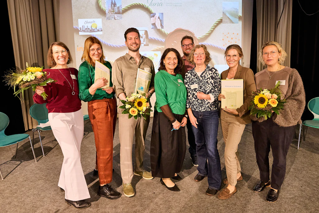 Für den Inpeos-Verein nahmen Anna Grummt (l.) und Daniela Fritsch (2.v.l.) das erste DGSF-Empfehlungssiegel für eine ostdeutsche Kinder- und Jugendeinrichtung entgegen.