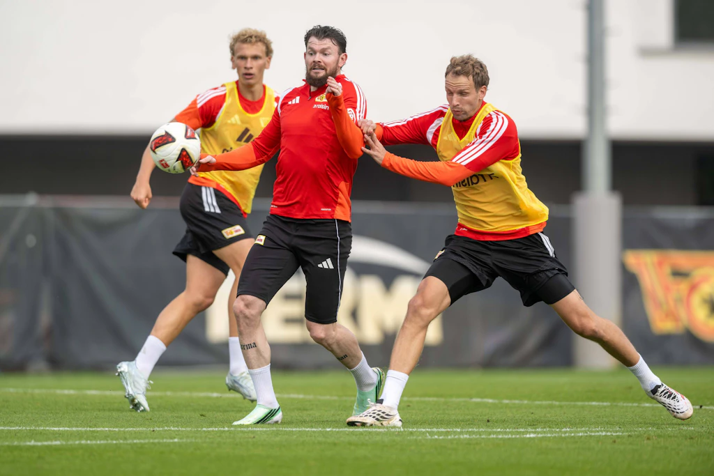 Rückkehrer im Zweikampf: Oliver Burke (Mitte) und Marvin Friedrich (r.).