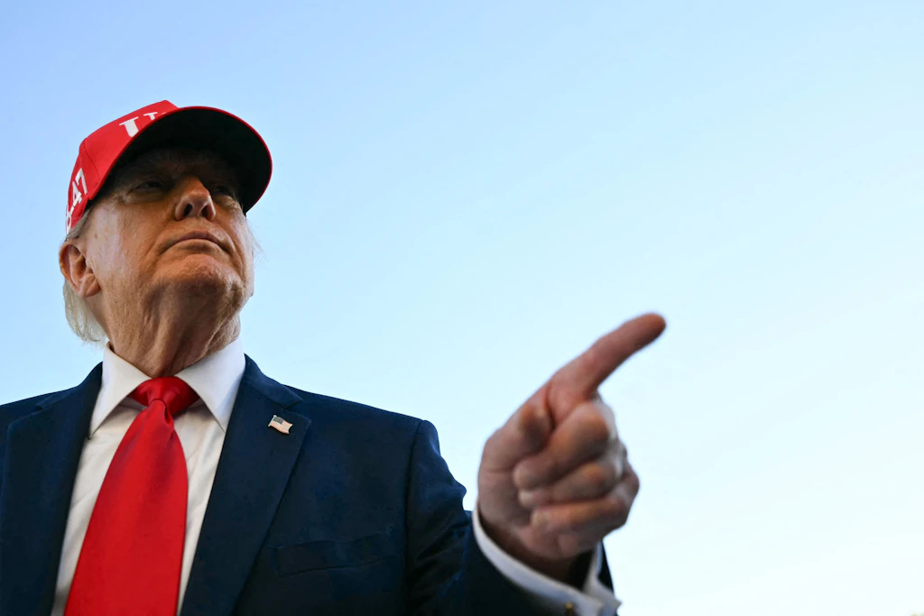 US-Präsident Donald Trump spricht am 6. Oktober nach seiner Rückkehr ins Weiße Haus mit Journalisten.